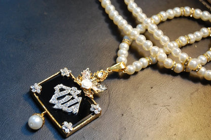 CALLIGRAPHIC PENDENT IN BLACK & PEARL STRING