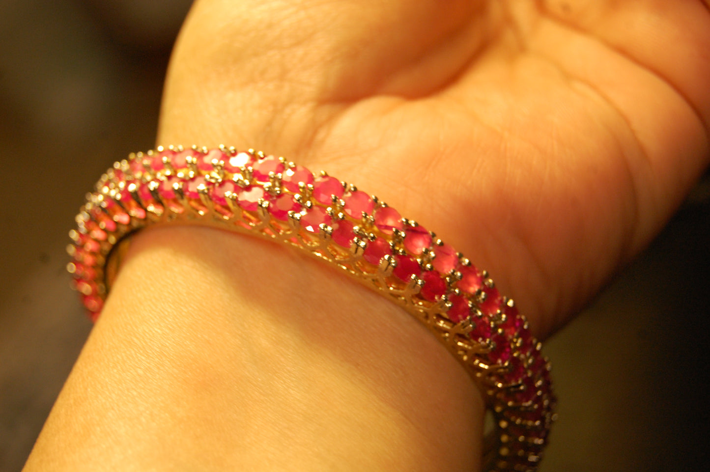 PAIR OF ELEGANT RED BANGLES