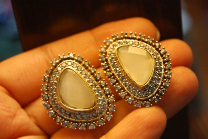 WHITISH ZIRCON EARRINGS