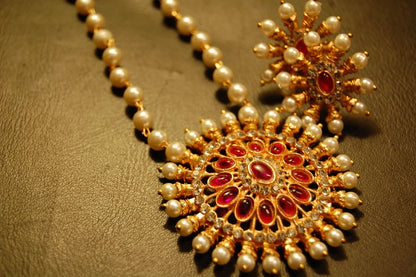 INDIAN RED & PEARLS PENDENT IN PEARL STRING