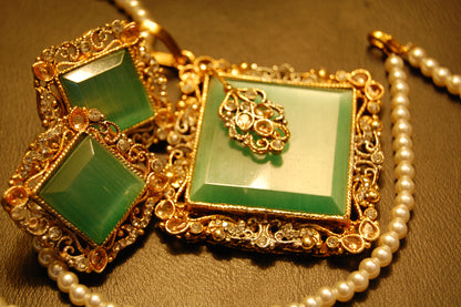 ELEGANT ZIRCON & GREEN PENDENT SET