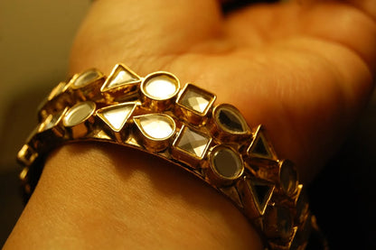 PAIR OF ELEGANT KUNDAN BANGLES