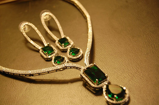 DELICATE INDIAN AMERICAN DIAMOND SET WITH EMERALD GREEN