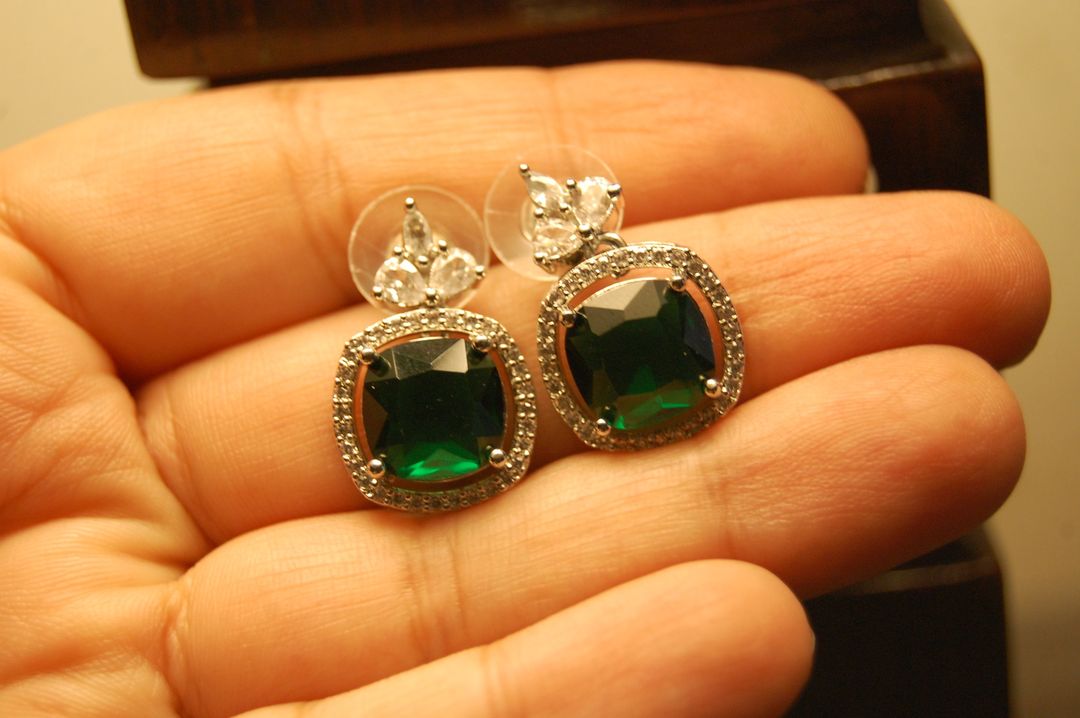 ELEGANT ZIRCON & EMERALD EARRINGS