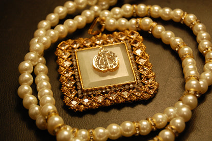 WHITE CALLIGRAPHIC PENDANT IN CHAMPAGNE