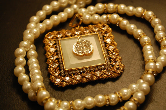 WHITE CALLIGRAPHIC PENDANT IN CHAMPAGNE