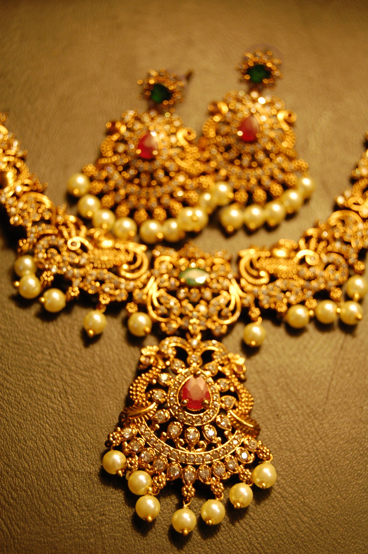 ELEGANT SOUTH INDIAN NECKLACE SET