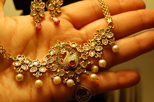 ELEGANT SOUTH INDIAN NECKLACE SET