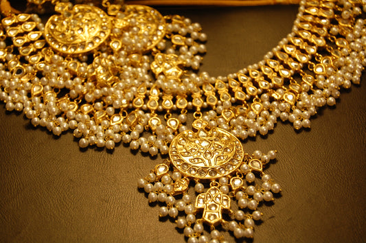 KUNDAN & PEARLS GULUBAND SET