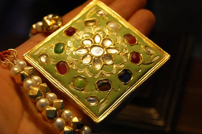 GORGEOUS MALA IN SOFT GREEN MEENA & MULTI STONES