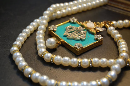 CALLIGRAPHIC PENDENT IN FEROZA & PEARL STRING