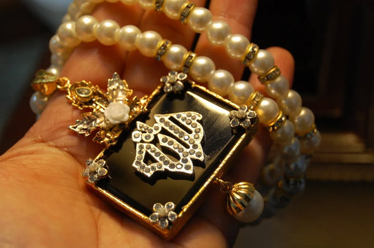 CALLIGRAPHIC PENDENT IN BLACK & PEARL STRING