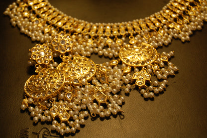 KUNDAN & PEARLS GULUBAND SET