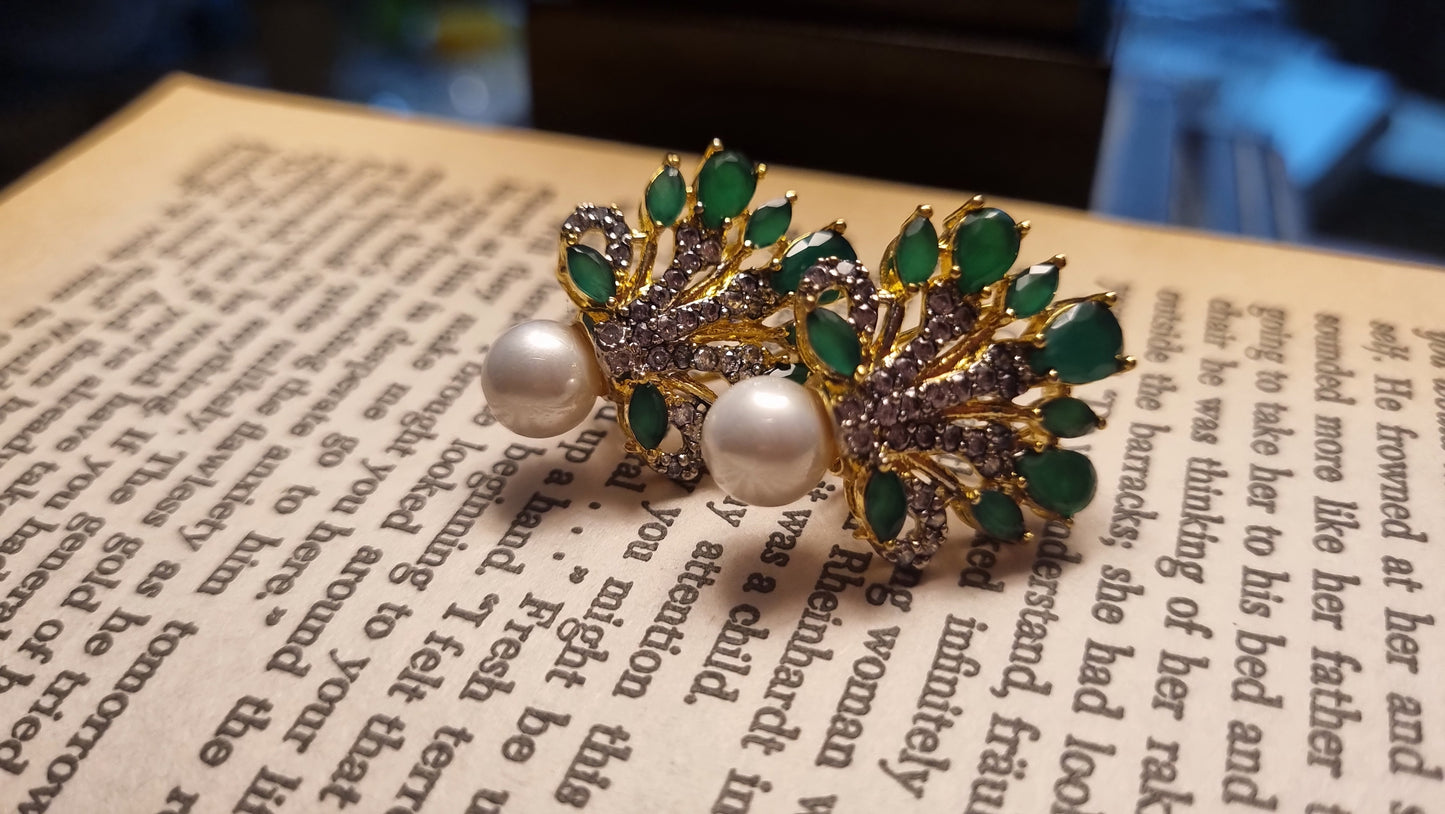 GREEN EARRINGS WITH PEARLS