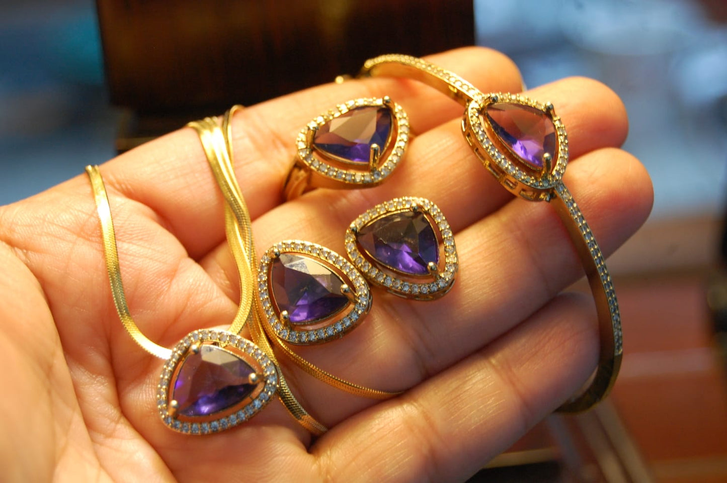 PENDENT SET IN PURPLE