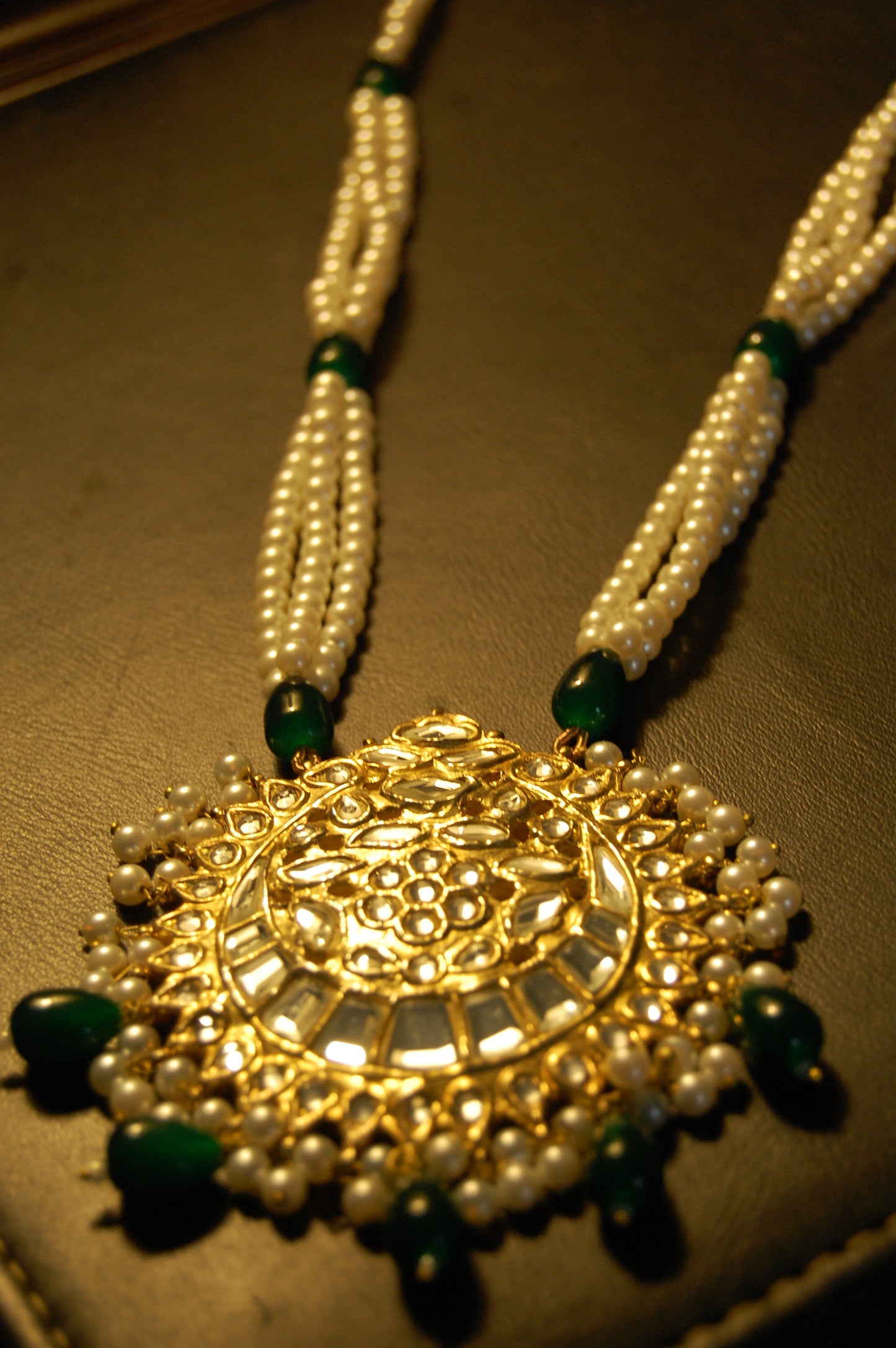 ELEGANT GREEN KUNDAN MALA