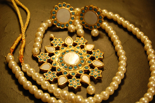 ELEGANT FEROZY & MOTHER OF PEARL MALA SET