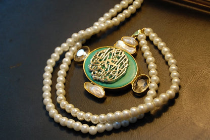 CALLIGRAPHIC PENDENT IN FEROZA & MOTHER OF PEARL