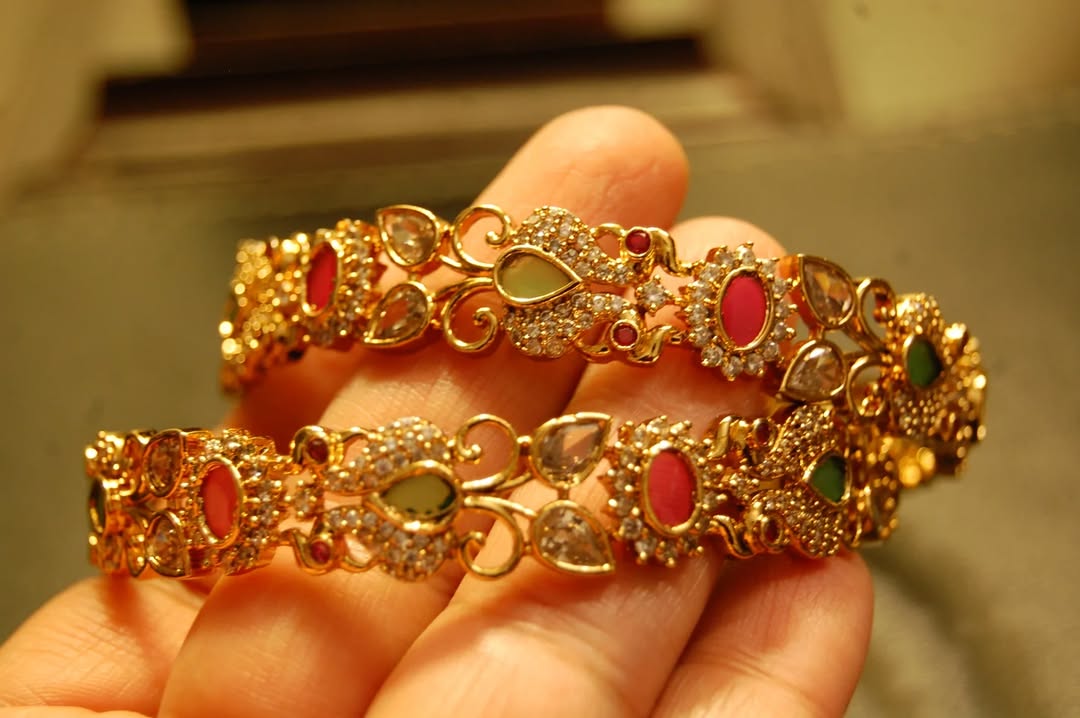 PAIR OF SOUTH INDIAN BANGLES IN RED & GREEN