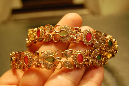 PAIR OF SOUTH INDIAN BANGLES IN RED & GREEN