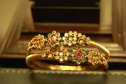 PAIR OF SOUTH INDIAN BANGLES IN RED & GREEN