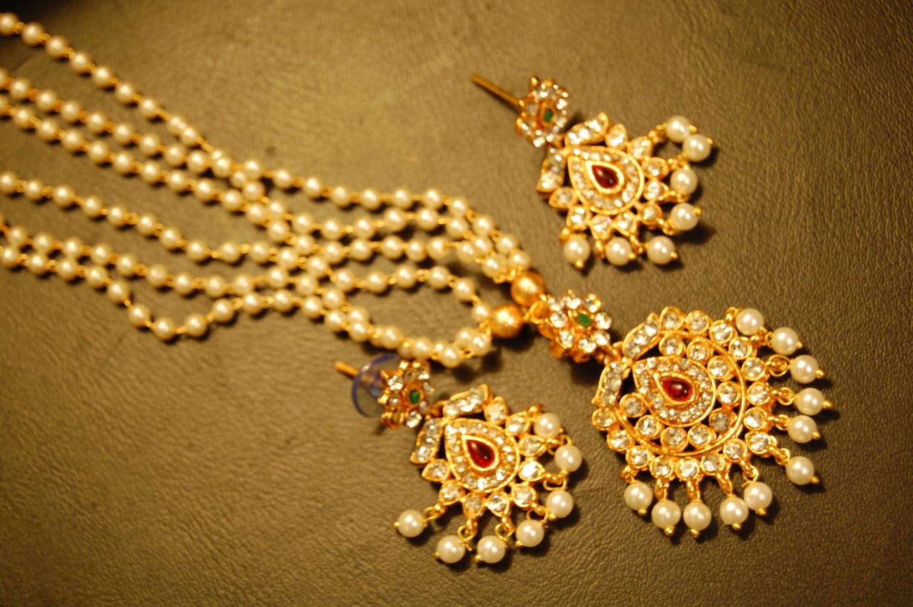 SOUTH INDIAN PEARL NECKLACE SET IN RED, GREEN & ZIRCON