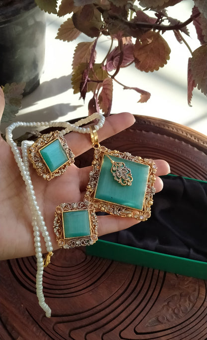 ELEGANT ZIRCON & GREEN PENDENT SET