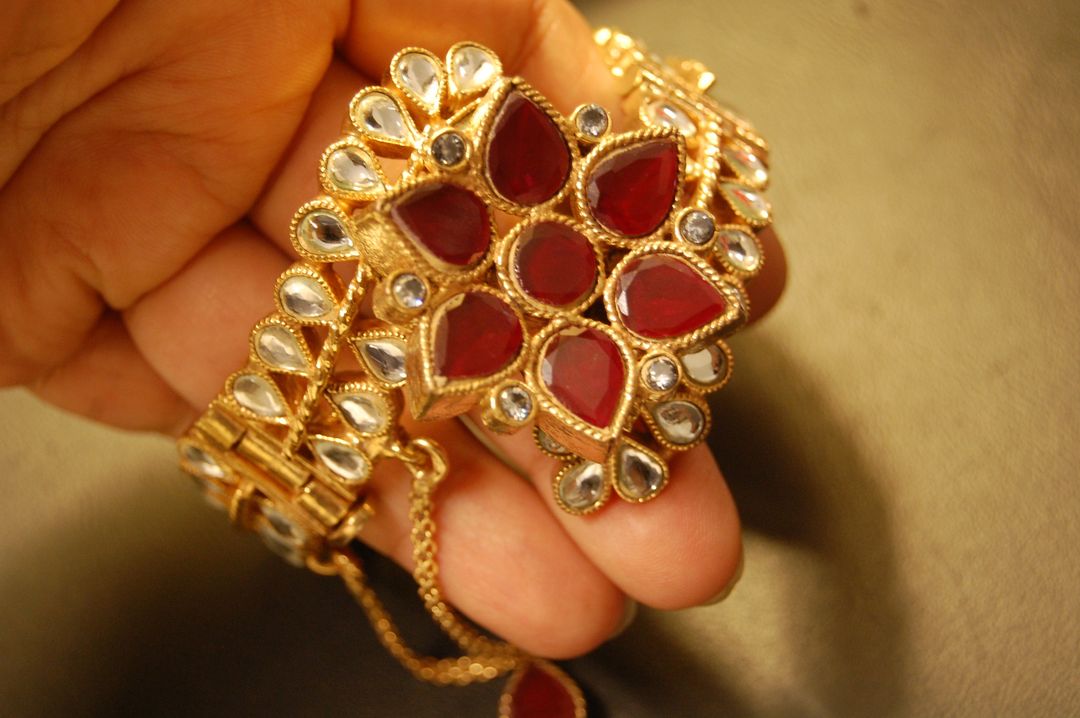 ELEGANT KUNDAN KARA WITH RED FLOWER