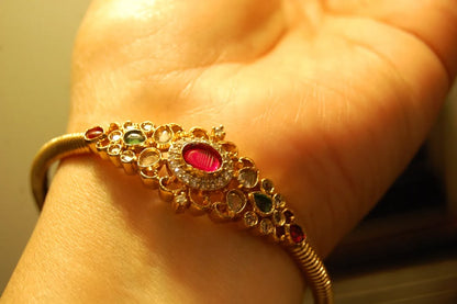 PAIR OF SOUTH INDIAN BANGLES IN RED & GREEN