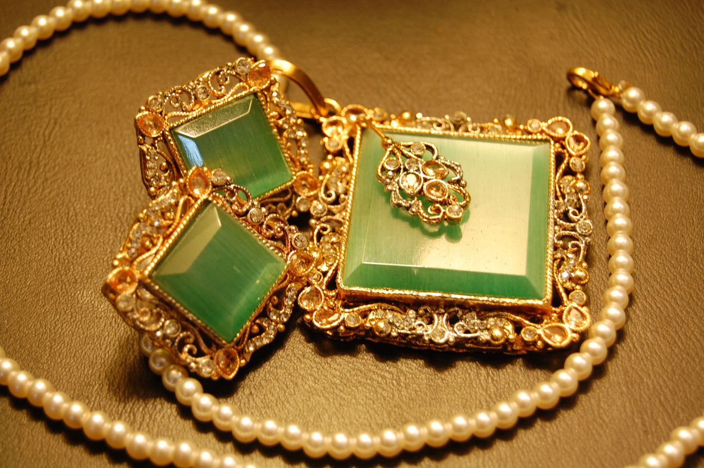 ELEGANT ZIRCON & GREEN PENDENT SET