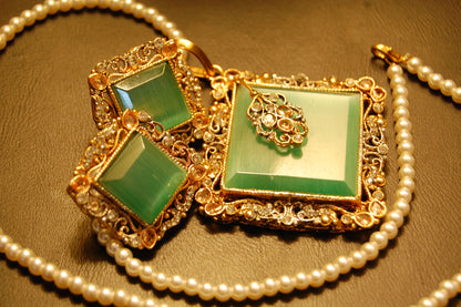 ELEGANT ZIRCON & GREEN PENDENT SET