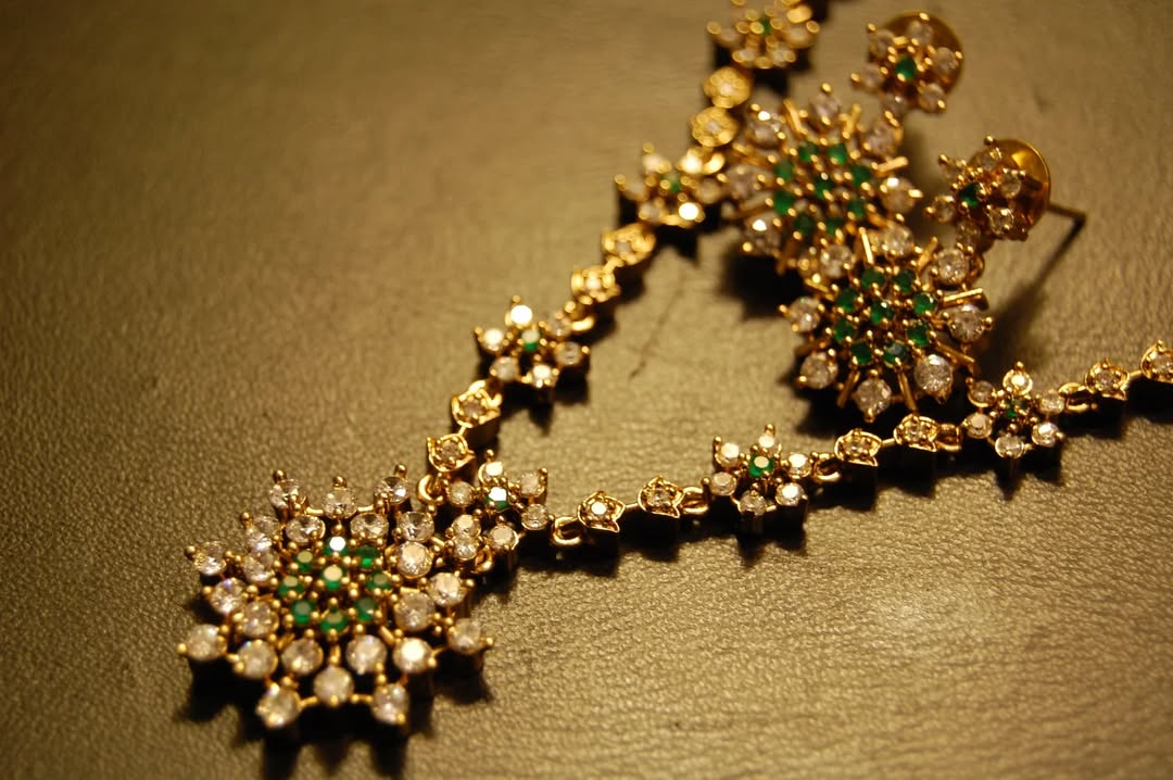 SOUTH INDIAN NECKLACE SET IN GREEN & ZIRCON