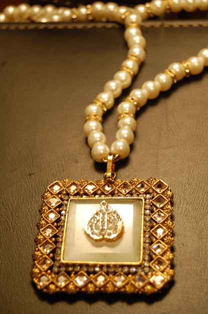 WHITE CALLIGRAPHIC PENDANT IN CHAMPAGNE