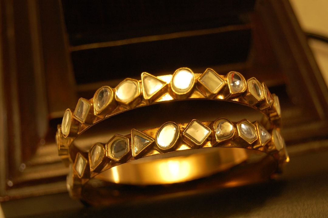 PAIR OF ELEGANT KUNDAN BANGLES