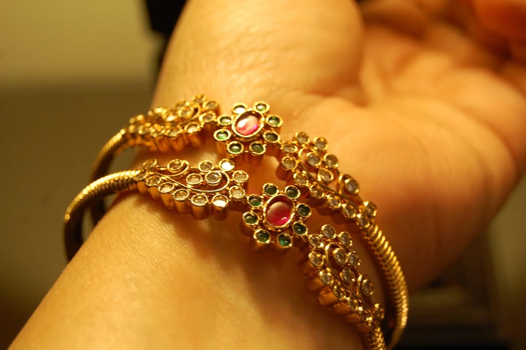 PAIR OF SOUTH INDIAN BANGLES IN RED & GREEN
