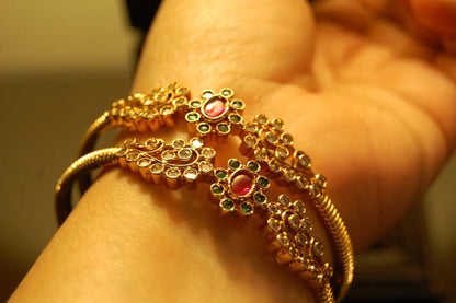 PAIR OF SOUTH INDIAN BANGLES IN RED & GREEN