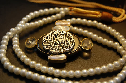 CALLIGRAPHIC PENDENT IN BLACK & MOTHER OF PEARL