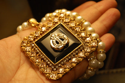 CALLIGRAPHIC PENDANT IN BLACK & CHAMPAGNE
