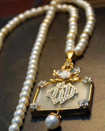 CALLIGRAPHIC PENDENT IN WHITE & PEARL STRING