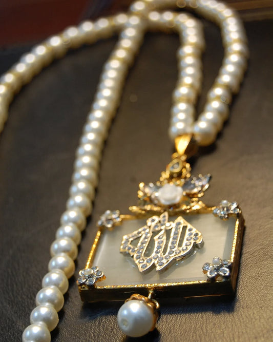 CALLIGRAPHIC PENDENT IN WHITE & PEARL STRING