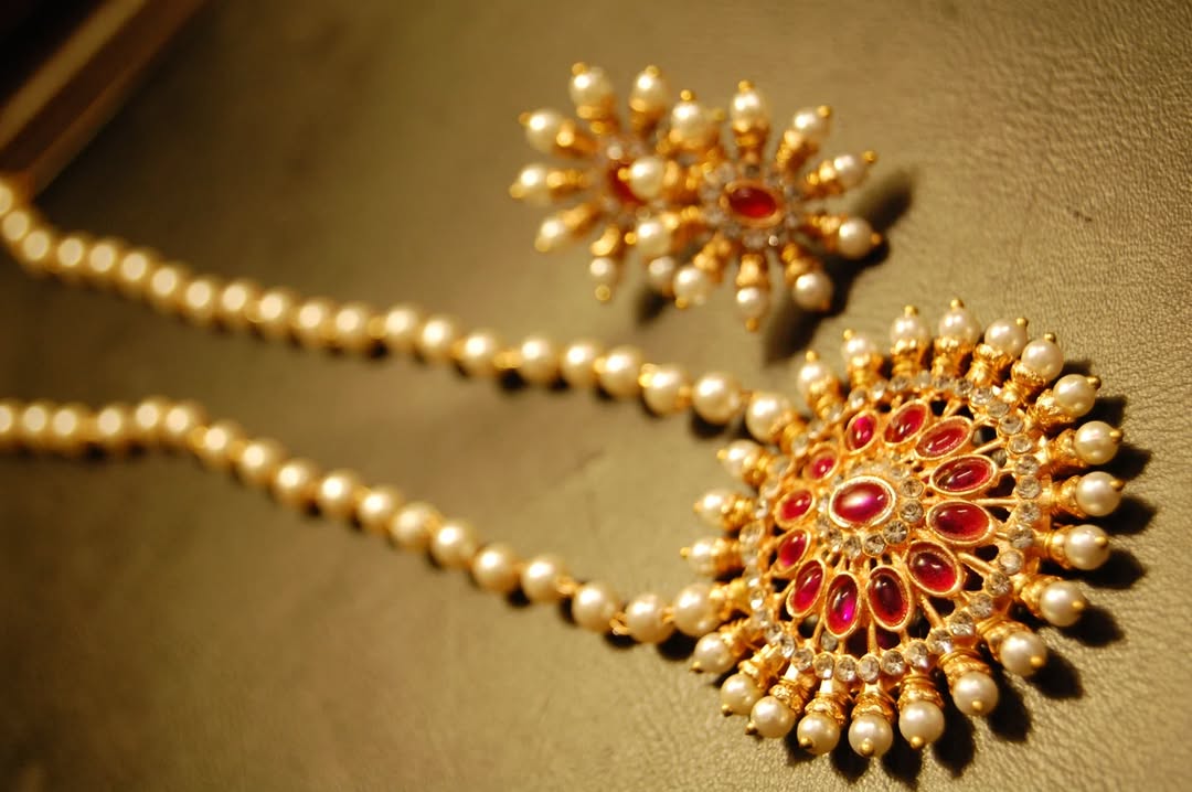 INDIAN RED & PEARLS PENDENT IN PEARL STRING