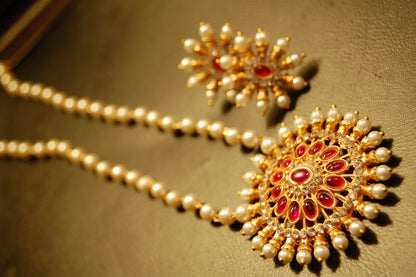 INDIAN RED & PEARLS PENDENT IN PEARL STRING