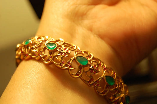 SINGLE SOUTH INDIAN BANGLE IN RED & GREEN