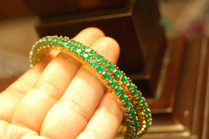 PAIR OF ELEGANT GREEN BANGLES