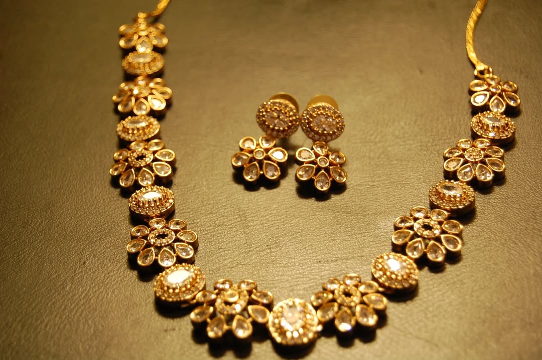 SOUTH INDIAN NECKLACE SET IN ZIRCON