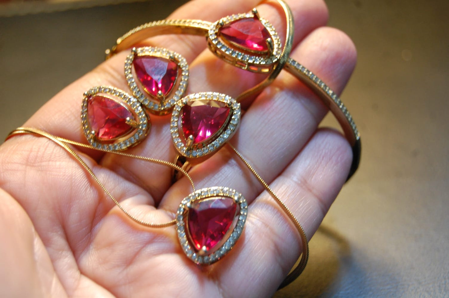 PENDENT SET IN REDISH PINK