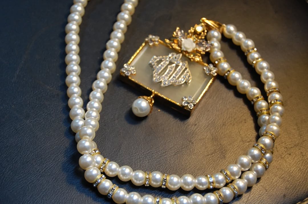 CALLIGRAPHIC PENDENT IN WHITE & PEARL STRING