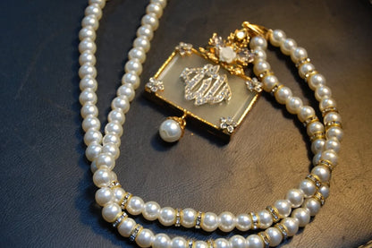 CALLIGRAPHIC PENDENT IN WHITE & PEARL STRING