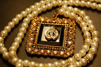 CALLIGRAPHIC PENDANT IN BLACK & CHAMPAGNE