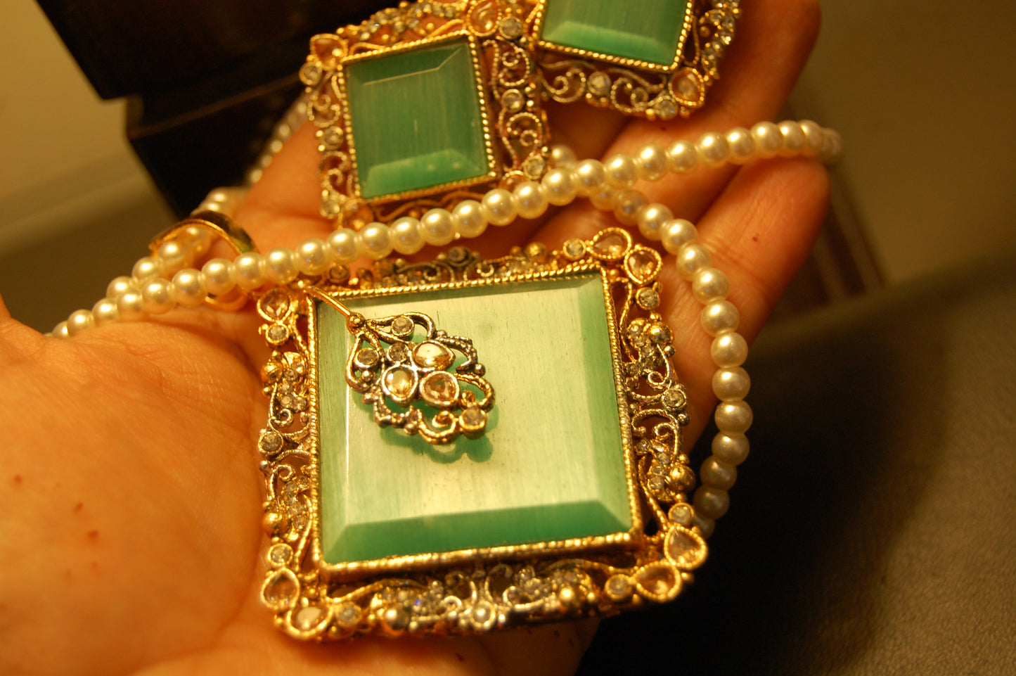 ELEGANT ZIRCON & GREEN PENDENT SET
